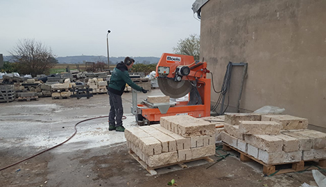 Mark Kevin wärend seiner Ausbildung auf einer Baustelle