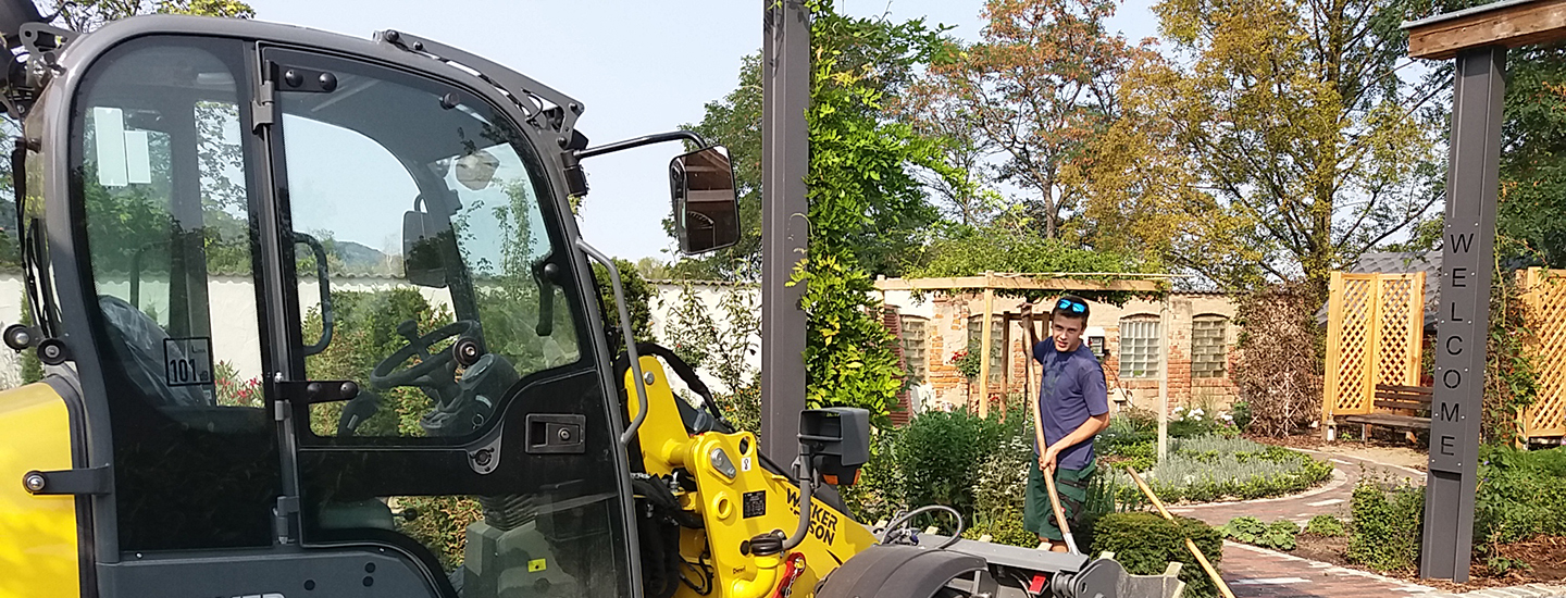 Mark-Kevin bei der Arbeit in einem Garten