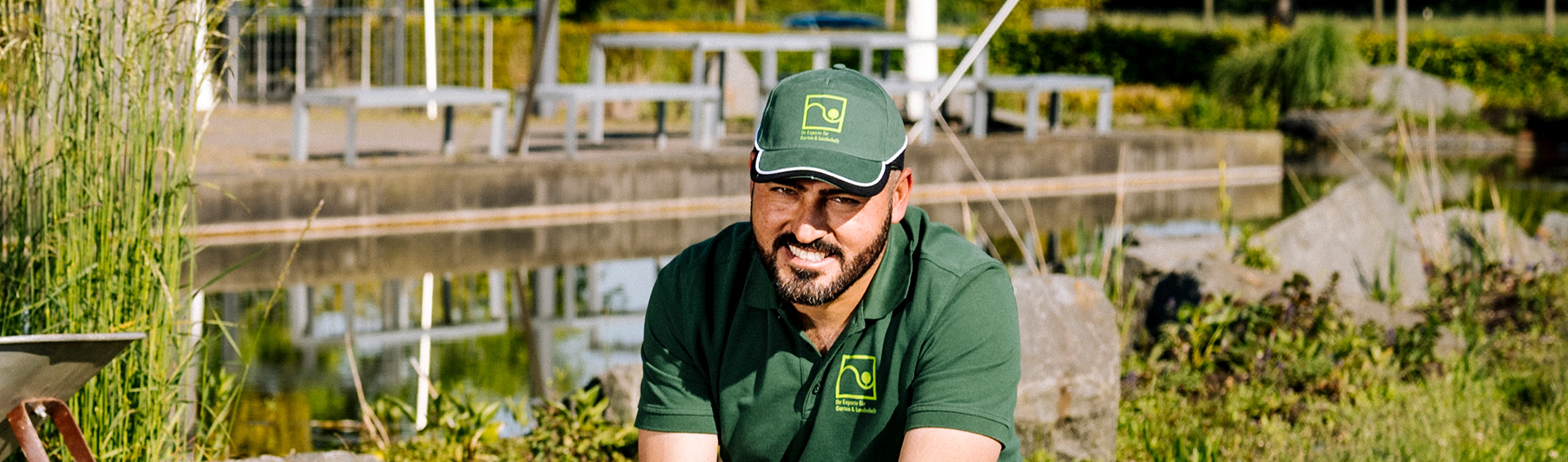 GaLaBau-Helfer unterstützt bei der Gartenarbeit