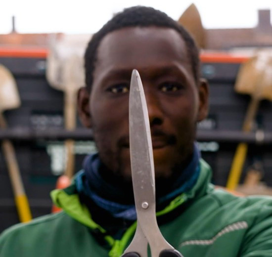 Als Polsterer hat Sam im Senegal viel mit der Schere gearbeitet